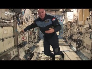オランダ人の元宇宙飛行士が2019年にラジオ番組に出演し、国際宇宙ステーションで過ごした頃に緊急通報番号「911」に間違い電話をしたことを告白していた（画像は『European Space Agency, ESA　2012年8月16日公開 YouTube「ESA astronaut André Kuipers’ tour of the International Space Station」』のサムネイル）