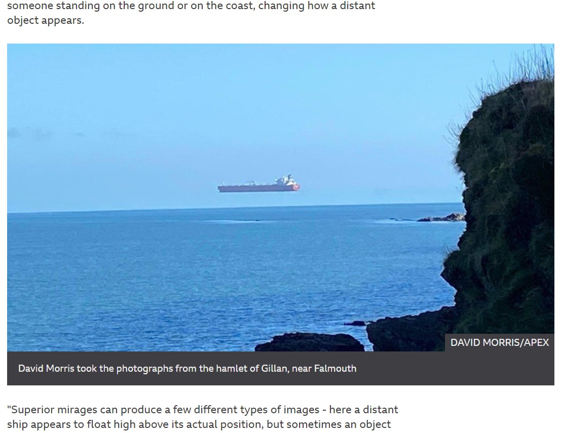 英コーンウォールで2021年3月、海の上を進むはずのタンカーが宙に浮いているような光景が撮影される。蜃気楼のせいか、霧のせいかで議論が巻き起こっていた（画像は『BBC News　2021年3月5日付「‘Hovering ship’ photographed off Cornish coast by walker」（DAVID MORRIS/APEX）』のスクリーンショット）