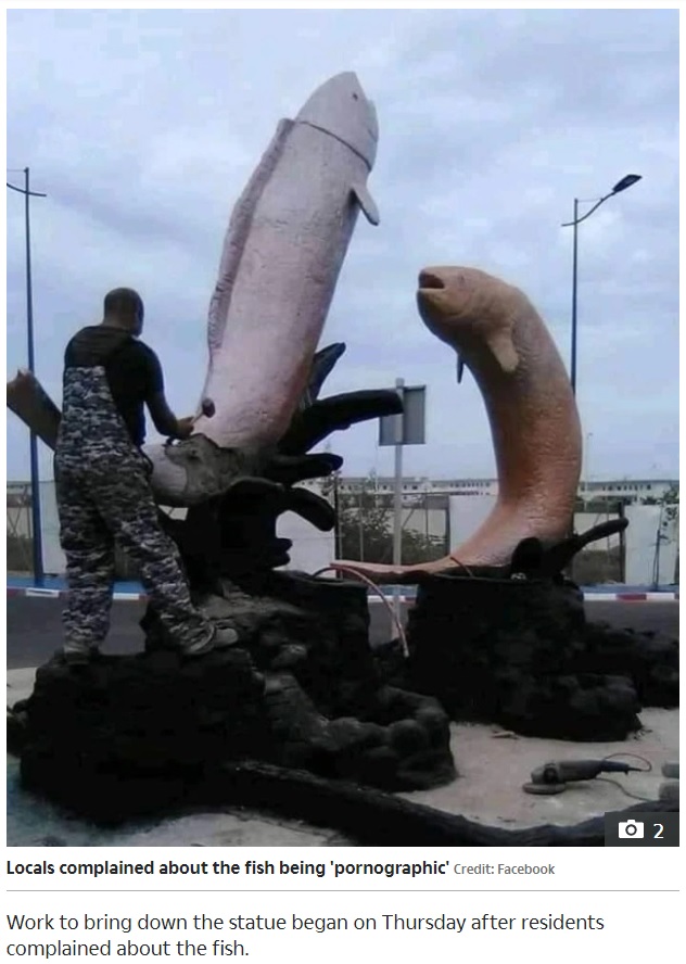 モロッコで2020年、完成間近だった魚の彫像が「卑猥だ」と苦情が相次ぎ取り壊されることになった（画像は『The Sun　2020年9月18日付「FREE WILLY ‘Penis-shaped’ statues of leaping fish are torn down in Morocco after furious locals brand them ‘pornographic’」（Credit: Facebook）」』のスクリーンショット）