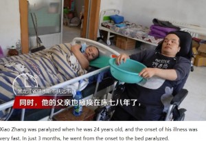 中国黒竜江省で寝たきりの父の世話をする下半身麻痺の36歳息子。ヘルパーを雇うお金がないため、買い出しから3度の食事の支度、家の掃除や下の世話まで息子がこなしているという（画像は『MINNEWS　2022年1月15日付「A 36-year-old paralyzed man takes care of his 62-year-old paralyzed father. He cooks three meals a day and raises a stray cat.」』のスクリーンショット）