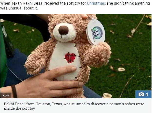 米テキサス州で2018年12月、クリスマスパーティーのプレゼント交換でテディベアのぬいぐるみを受け取った女性。テディベアの足に「火葬場」を意味する言葉が刺繍されていることに気付き、中を確認するとそれは人の遺灰だったという（画像は『The Sun　2018年12月30日付「GRIM GIFT Horrified woman finds HUMAN REMAINS inside teddy she was given as Christmas present in Secret Santa」（Credit: KXAN）』のスクリーンショット）