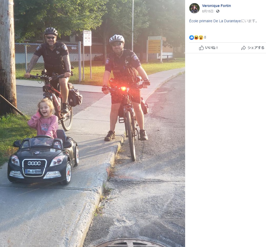 2019年にカナダで、携帯電話で話しながらおもちゃの車を運転する6歳の女の子に警察官が声をかけた。偽の違反切符を渡した警察官とのやり取りに人々がほっこりした（画像は『Veronique Fortin　2019年8月15日付Facebook「Je voudrais dire un gros “Merci” au 2 policiers en velo de la Police de St-Jerome d avoir pris quelques minutes pour faire bien rire ma belle petite Melodie avec toute cette petite mise en scene ... 」』のスクリーンショット）