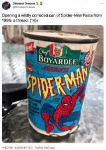2021年にはアメリカで、1995年に入手したスパイダーマンのパスタの缶詰が話題になった。25年間未開封だったが、缶を開けてみたところその中身に注目が集まった（画像は『Dinosaur Dracula　2020年4月16日付Twitter「Opening a wildly corroded can of Spider-Man Pasta from 1995: a thread.」』のスクリーンショット）