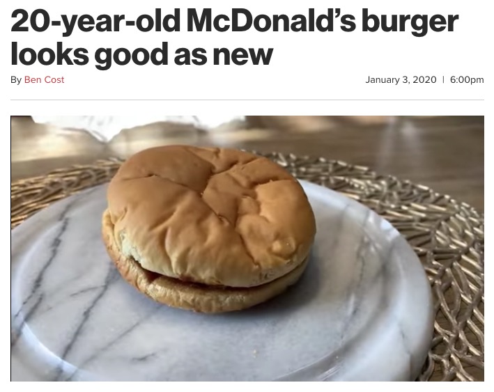 2020年にはアメリカで、20年前のマクドナルドのハンバーガーがまるで出来立てのようだと話題になった。バンズに挟んであるパテもカビや腐敗なども全く進んでいなかった（画像は『New York Post　2020年1月3日付「20-year-old McDonald’s burger looks good as new」（KUTV 2 News Salt Lake City/YouTube）』のスクリーンショット）