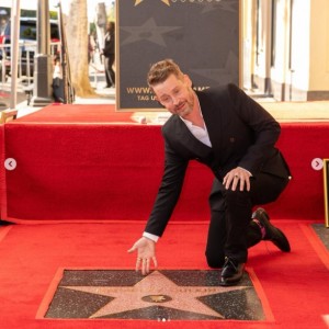 ハリウッドの殿堂入りし、名前を刻んだ星を披露するマコーレー。家族や友人達に見守られ、感激した表情を見せていた（画像は『Hollywood Walk Of Fame　2023年12月1日付Instagram「We proudly welcome Macaulay Culkin to the Hollywood Walk of Fame!」』のスクリーンショット）