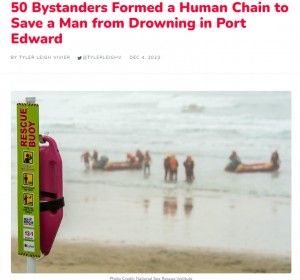 2017年から、南アフリカの河川、ダム、海岸に約1,440個設置されているピンクの救命ブイが、今回また一人の命を救った（画像は『Good Things Guy　2023年12月4日付「50 Bystanders Formed a Human Chain to Save a Man from Drowning in Port Edward」（Photo Credit: National Sea Rescue Institute）』のスクリーンショット）