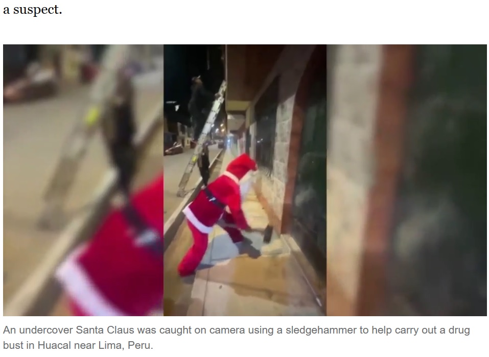 サンタクロースの格好をした捜査官が、大きなハンマーを振り下ろし、力いっぱいドアを破壊する驚きの光景が捉えられた（画像は『ABC7 Chicago　2023年12月25日付「Undercover Santa helps carry out Peruvian drug bust with sledgehammer: VIDEO」』のスクリーンショット）