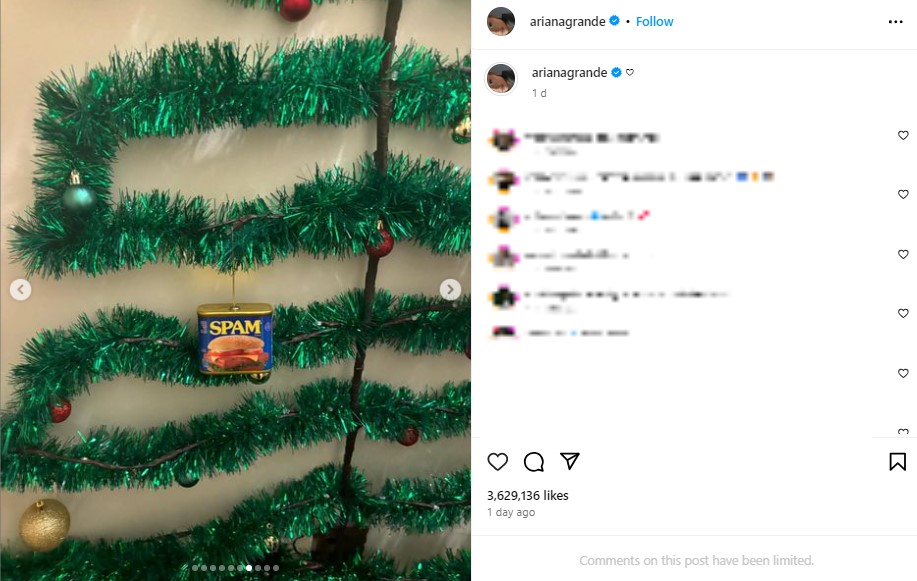 クリスマスツリーに飾られた缶詰「スパム」の写真。ミュージカル「スパマロット」に出演する恋人イーサンへのサポートと見られる（画像は『Ariana Grande　2023年12月22日付Instagram』のスクリーンショット）
