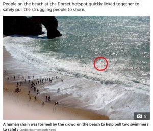 英ドーセット州のビーチで2020年8月、男性が沖合に流され、その場にいた海水浴客らが“人間ロープ”を作り、無事に救助された（画像は『The Sun　2020年8月21日付「CHAIN OF LIFE Incredible moment crowd forms human chain to rescue two swimmers from surf at Durdle Door」（Credit: Bournemouth News）』のスクリーンショット）