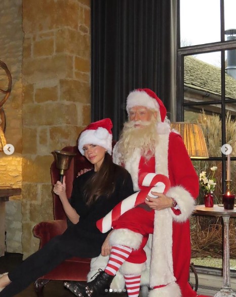 コッツウォルズの別荘を訪れたサンタと写真撮影をしたヴィクトリア。今回の動画でジョークを放つと、ファンは「面白すぎる！」と大喜びした（画像は『Victoria Beckham　2023年12月24日付Instagram「When Santa comes to visit!!!」』のスクリーンショット）