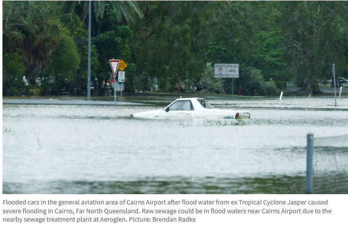 洪水によりケアンズ空港が閉鎖されたが、その近くでは車が水中に沈んでいた（画像は『The Cairns Post　2023年12月19日付「Far North Qld floods: Severe weather and flood warnings removed, rain to ease into the week」（Picture: Brendan Radke）』のスクリーンショット）