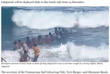 【海外発！Breaking News】溺れかけた青年を助けるため、海水浴客が団結「人間の鎖」で救助をサポート（南ア）＜動画あり＞