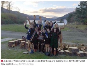 スコットランドで2017年7月に撮影されたバチェロレッテパーティーでの集合写真。集まった10人の女性たちの他に見知らぬ人物が写っていた（画像は『The Daily Star　2023年8月8日付「Hen party flees Scottish beauty spot after haunting group photo unearths lake tragedy」（Image: TWITTER/HOLLYDCA）』のスクリーンショット）