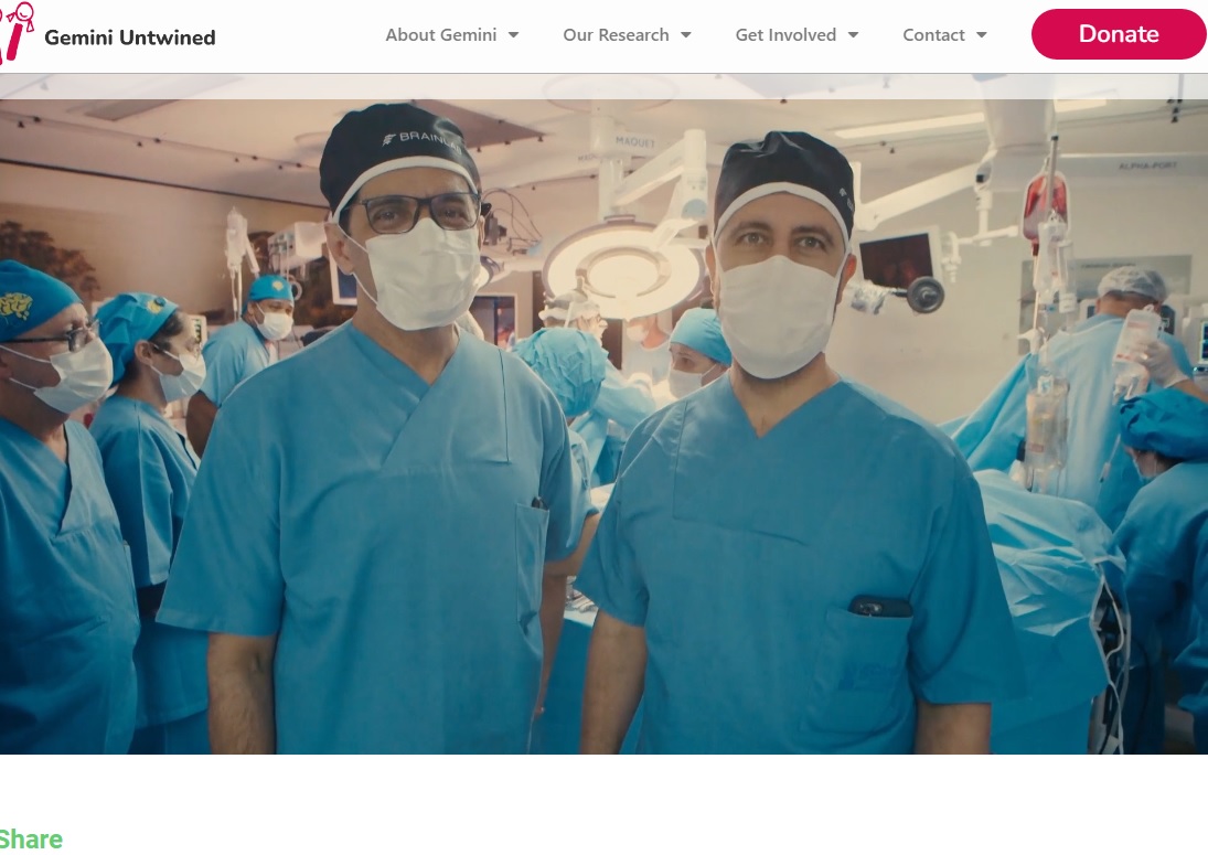 2022年6月にベルナルド君とアルトゥール君の分離手術を行ったブラジルの医師とイギリスの小児神経外科医ヌール・ウル・オウェイス・ジーラニ氏（画像は『Gemini Untwined　2022年7月29日付「Meet the twins: Arthur and Bernardo」』のスクリーンショット）