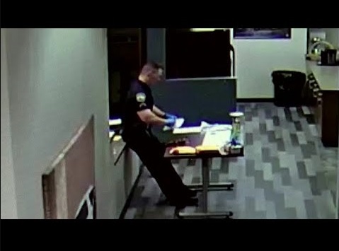 米オクラホマ州の警察署内で2020年3月、危険ドラッグを処理していた警察官が意識を失って倒れ込む。皮膚から薬物が浸透したという（画像は『CBS 17　2020年3月10日公開 YouTube「WATCH: Officer collapses while packing up drug evidence laced with fentanyl」』のサムネイル）