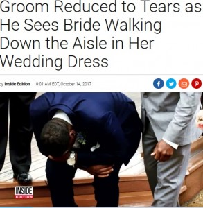 2017年10月、米ミズーリ州であるカップルが挙式したが、バージンロードを歩く花嫁に感激し、大号泣する花婿の姿が捉えられた（画像は『Inside Edition　2017年10月14日付「Groom Reduced to Tears as He Sees Bride Walking Down the Aisle in Her Wedding Dress」』のスクリーンショット）