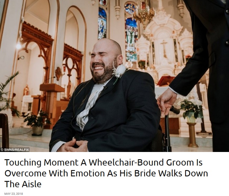 カナダ出身の車椅子車椅子生活をしていた男性。2018年4月、自身の結婚式でバージンロードを歩く花嫁の姿を見て感極まり号泣した（画像は『real fix　2018年5月23日付「Touching Moment A Wheelchair-Bound Groom Is Overcome With Emotion As His Bride Walks Down The Aisle」（SWNS/REALFIX）』のスクリーンショット）