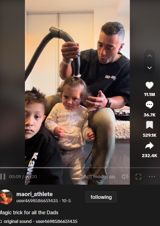 ニュージーランド在住の4児の父が今年10月、末娘（1）の髪を掃除機でセットするユニークな動画を投稿。4日間で再生回数が1億1千万回を超えるほど大反響を呼んだ（画像は『user4698586651435　2023年10月5日付TikTok「Magic trick for all the Dads」』のスクリーンショット）