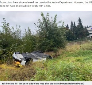 米ワシントン州で今年9月、中国出身の女がポルシェを時速160キロ超で運転して事故を起こし、同乗していた男性が死亡した。女は飲酒運転だった（画像は『Metro　2023年11月3日付「Moment ‘drunk’ Porsche 911 driver flies off highway before ‘fleeing US’」（Picture: Bellevue Police Department）』のスクリーンショット）