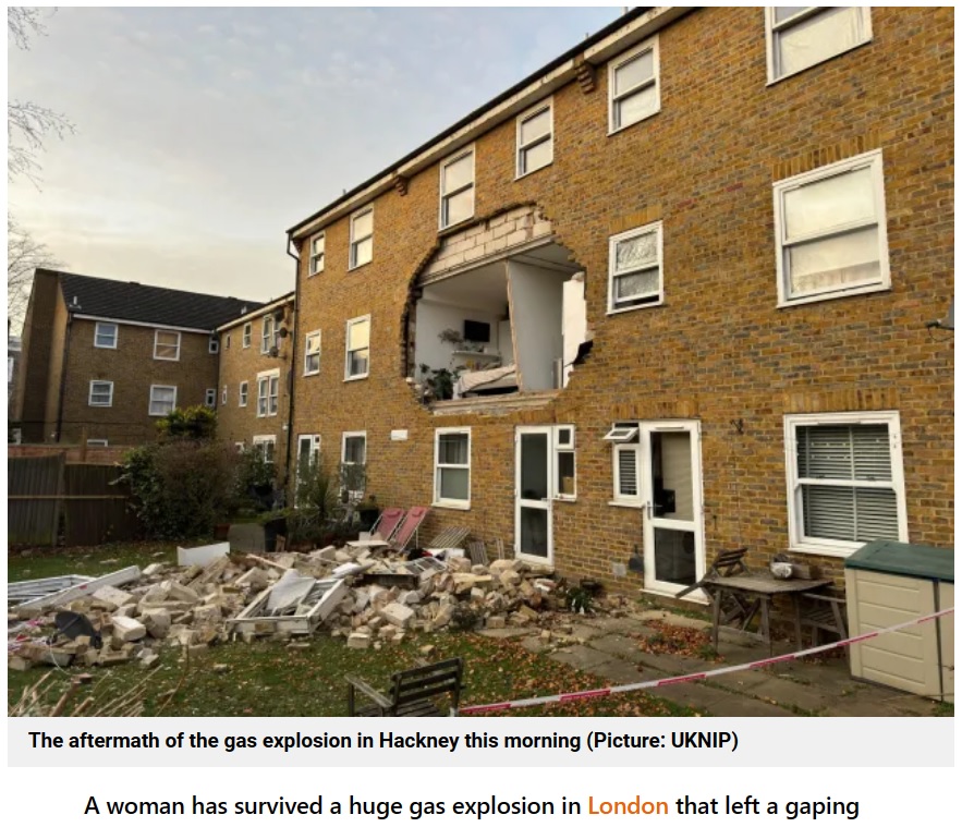 英ロンドンで23日、2部屋分の壁が吹き飛ばされる爆発事故が発生。建物の側面には大きな穴が空き、部屋の中が丸見えの状態となった（画像は『Metro　2023年12月23日付「Woman survives massive gas explosion that left gaping hole in her flat」（Picture: UKNIP）』のスクリーンショット）