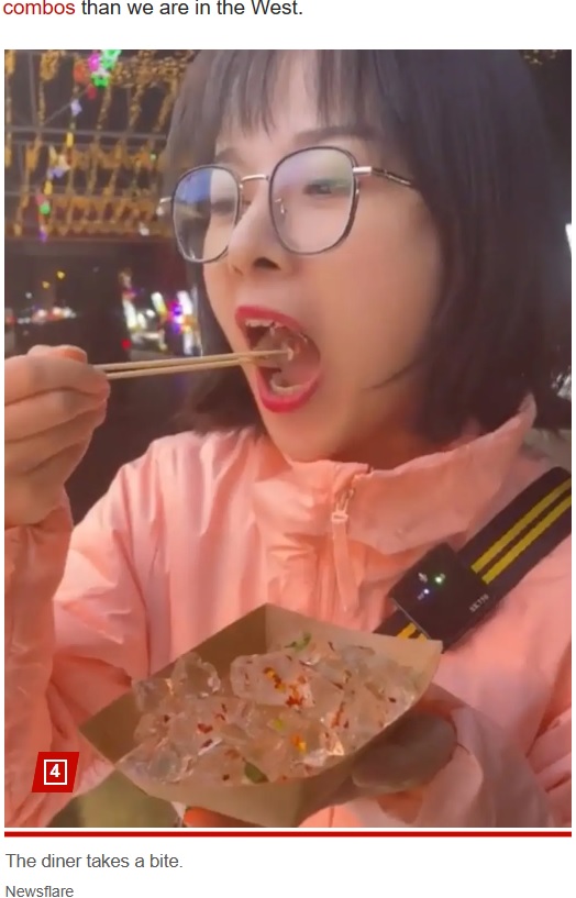 「烤冰溜子」を食べた女性は、「辛い！」と感想を述べ、美味しそうに味付きの氷をほおばっていた（画像は『New York Post　2023年12月5日付「Grilled ice cubes cooked on a barbeque are a ‘specialty’ street food in China」（Newsflare）』のスクリーンショット）