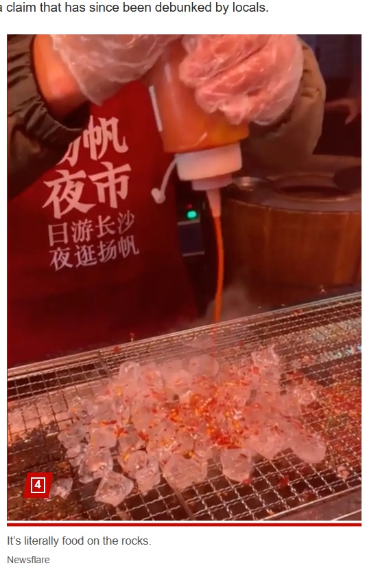 中国のストリートフードとして、氷を網の上で焼いた屋台料理が人気を集めている。氷が溶ける前に味付けをし、熱いうちに食べるという（画像は『New York Post　2023年12月5日付「Grilled ice cubes cooked on a barbeque are a ‘specialty’ street food in China」（Newsflare）』のスクリーンショット）