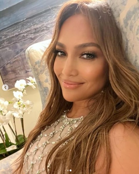 ジェニファー・ロペス、メタリックな胸当てをつけてレッドカーペットに登場。ファンからは「車のバンパーを返して！」「アルミホイル？」とジョークが飛び交った（画像は『Jennifer Lopez　2023年7月18日付Instagram「One year since our Midnight Trip To Vegas …」』のスクリーンショット）