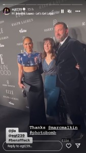 夫ベン・アフレックとレッドカーペットに立つジェニファー・ロペス。大胆な衣装を纏い、大きな注目を浴びた（画像は『Elaine Goldsmith-Thomas　2023年12月6日付Instagram』のスクリーンショット）