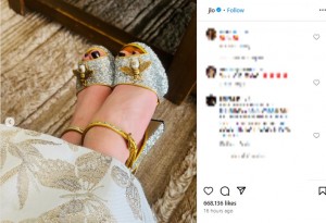 蜂のモチーフを装飾した煌びやかな靴を履くジェニファー。フォロワーは「とても可愛い」と感激のコメントを送った（画像は『Jennifer Lopez　2023年12月12日付Instagram』のスクリーンショット）