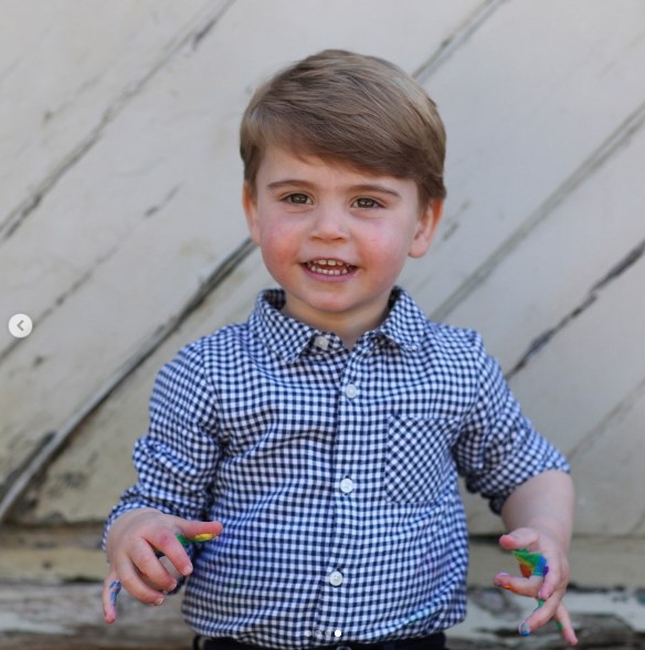 ルイ王子の2歳の誕生日を記念して公開されたポートレート。頬がふっくらとして、あどけない表情を見せている（画像は『The Prince and Princess of Wales　2020年4月22日付Instagram「Sharing a sneak peek of Prince Louis’ handiwork ahead of his second birthday!」』のスクリーンショット）