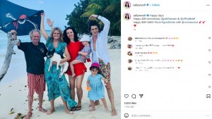 ロンの妻サリー・ハンフリーズ・ウッドが公開した、ビーチで休暇を過ごした時の秘蔵写真。キース夫妻、ロン夫妻と双子の娘達が写っている（画像は『Sally Wood　2023年12月18日付Instagram「Happy days!」』のスクリーンショット）