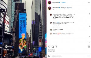 ニューヨークのタイムズスクエアに現れた「Spotify」の電光掲示板。キースの誕生日を祝福するメッセージと写真が登場した（画像は『Keith Richards　2023年12月18日付Instagram「Thank you ＠spotify!」』のスクリーンショット）