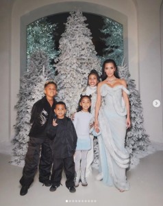 白いクリスマスツリーの前で記念撮影をするキムと子ども達。セイント君、サーム君、シカゴちゃん、ノースちゃんと寄り添っている（画像は『Kim Kardashian　2023年12月26日付Instagram「Christmas 2023」』のスクリーンショット）