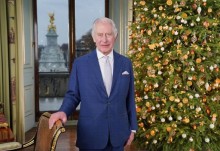 【イタすぎるセレブ達】チャールズ国王、再植可能な“生きたモミの木”の前でクリスマス演説を行う