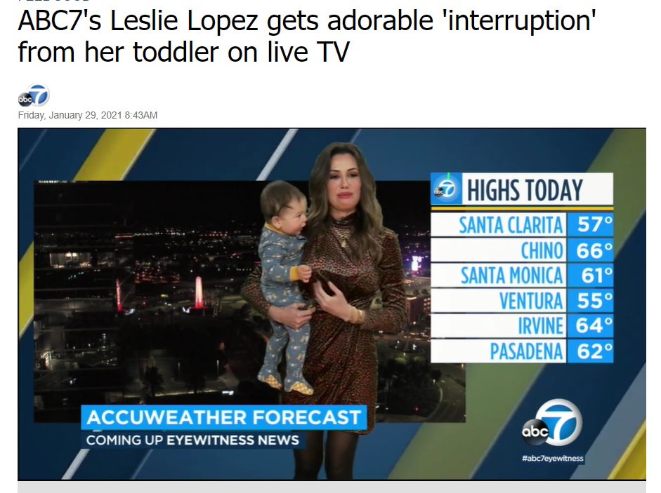 生中継中に突然やってきた当時9か月のノーラン君に驚きながらも、レスリーさんは息子を抱き上げ、中継を続けた（画像は『ABC7 News　2021年1月29日付「ABC7’s Leslie Lopez gets adorable ‘interruption’ from her toddler on live TV」』のスクリーンショット）