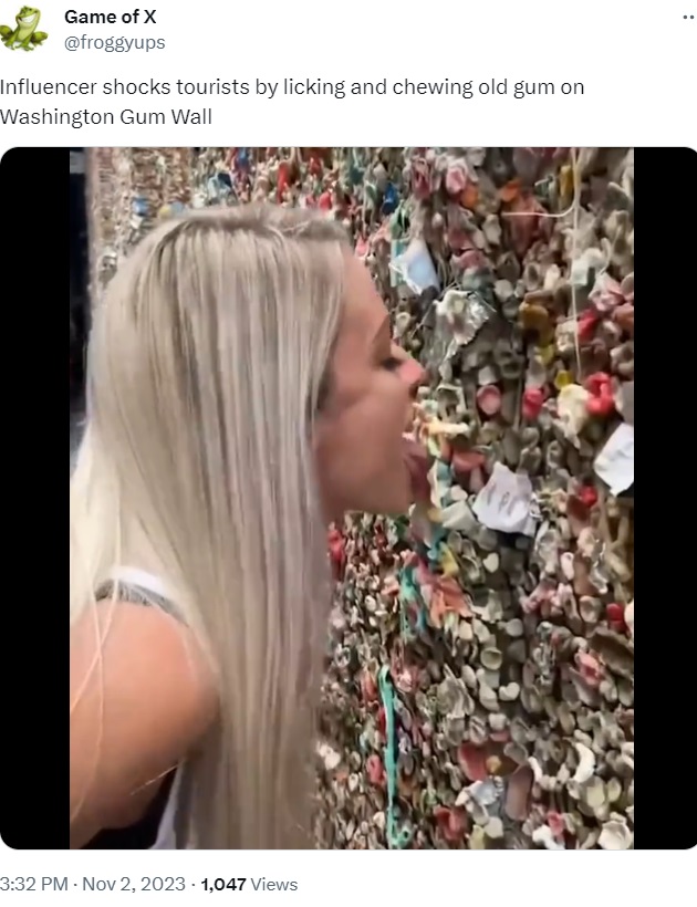 米カリフォルニア州に住むインフルエンサーの女性が今年10月、世界で最も汚い壁と言われるワシントン州シアトルの「ガムの壁」を舐める様子をSNSに投稿。「吐き気がする」と非難の声が殺到していた（画像は『Game of X　2023年11月2日付X「Influencer shocks tourists by licking and chewing old gum on Washington Gum Wall」』のスクリーンショット）