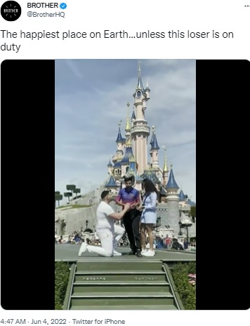 仏パリのディズニーランドであるカップルのプロポーズの様子を撮影した動画がSNSで炎上。プロポーズの瞬間を邪魔するスタッフに非難の声が殺到していた（画像は『BROTHER　2022年6月4日付Twitter「The happiest place on Earth…unless this loser is on duty」』のスクリーンショット）