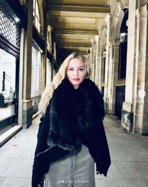 11月、ワールドツアーで訪れたパリの街角に立つマドンナ。延期したツアーは10月に開幕し、現在は米国を回っている（画像は『Madonna　2023年11月15日付Instagram「What it feels like for a girl…………Paris Dump!」』のスクリーンショット）