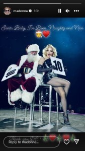 ステージで、マドンナの隣に座るサンタクロース。サンタはダンサーと共に椅子から転げ落ちるというハプニングに見舞われた（画像は『Madonna　2023年12月20日付Instagram』のスクリーンショット）