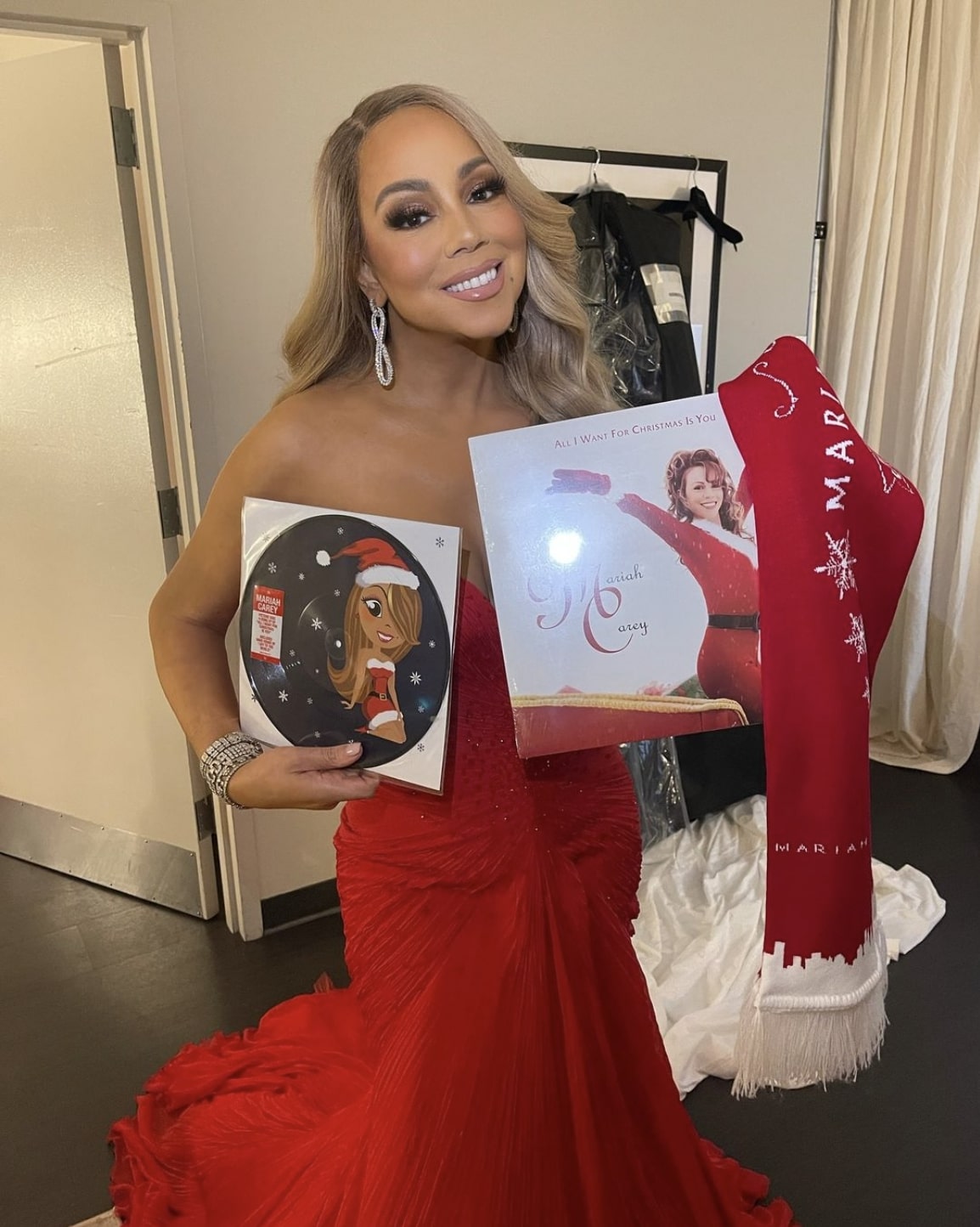 マライア・キャリー、今年は「恋人のいないクリスマス」に？（画像は『Mariah Carey　2023年12月10日付Instagram「New dress, new merch items, let’s go MSG!!!!!!」』のスクリーンショット）