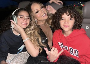 マライア・キャリーと双子の子供達。今年の冬もアスペンで過ごすもようだ（画像は『Mariah Carey　2023年4月30日付Instagram「Happy birthday to my favorite people on the planet!!!」』のスクリーンショット）