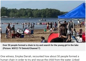 米ミシガン州の湖で2022年5月、泳いで遊んでいた6歳女児が行方不明になった。女児を見つけ出すために50人以上が腕を組み“人間ロープ”で捜索していた（画像は『Metro　2022年6月1日付「Strangers form human chain to save girl from drowning in lake」（Picture: WXYZ-TV Detroit/Channel 7）』のスクリーンショット）