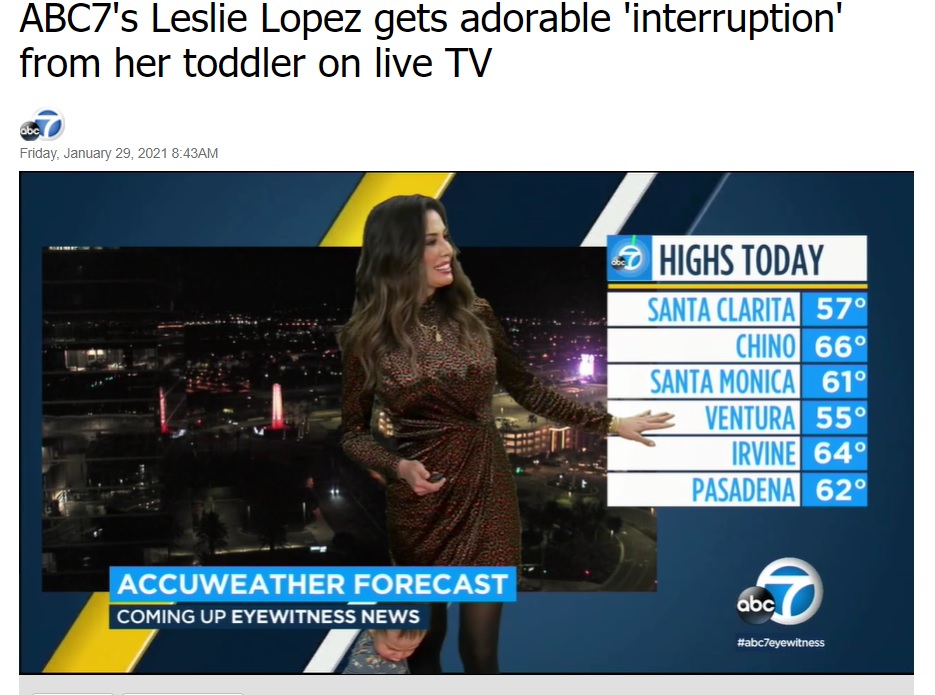 天気予報の生放送中に母親のもとにやってきた赤ちゃん。初めてのつかまり立ちまで披露したという（画像は『ABC7 News　2021年1月29日付「ABC7’s Leslie Lopez gets adorable ‘interruption’ from her toddler on live TV」』のスクリーンショット）