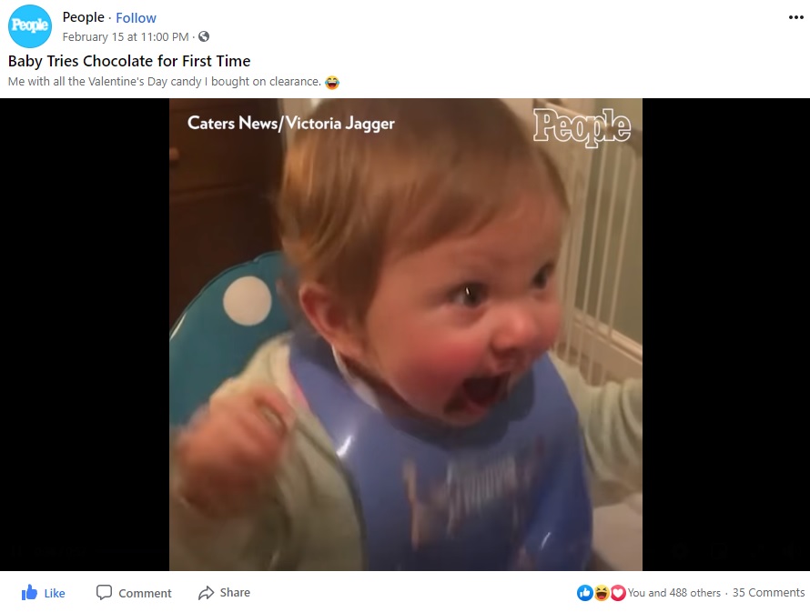 英ロンドン南東部ブロムリー在住の母親が2021年、娘に初めてチョコレートムースをあげた瞬間を動画に収める。赤ちゃんの興奮ぶりが話題になっていた（画像は『People　2021年2月15日付Facebook「Baby Tries Chocolate for First Time」』のスクリーンショット）