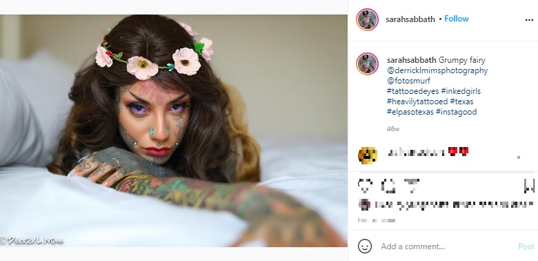 14歳の時からタトゥーを入れ始めたという米テキサス州在住の女性。ピンク色の眼球タトゥーで目に障がいが残るも「タトゥーは続ける」と語っていた（画像は『Sarah　2020年5月23日付Instagram「Grumpy fairy」』のスクリーンショット）