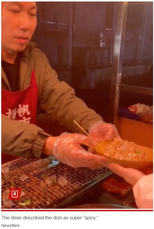 氷が溶けてしまわないうちに、油を塗って味付けをする。氷の大きさが違ったり、様々なフレーバーが出たりとバリエーションが増えている（画像は『New York Post　2023年12月5日付「Grilled ice cubes cooked on a barbeque are a ‘specialty’ street food in China」（Newsflare）』のスクリーンショット）