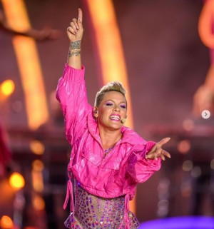 【イタすぎるセレブ達】P!NK、SNSに「歳とったな」と書き込まれるも「44歳最高！」