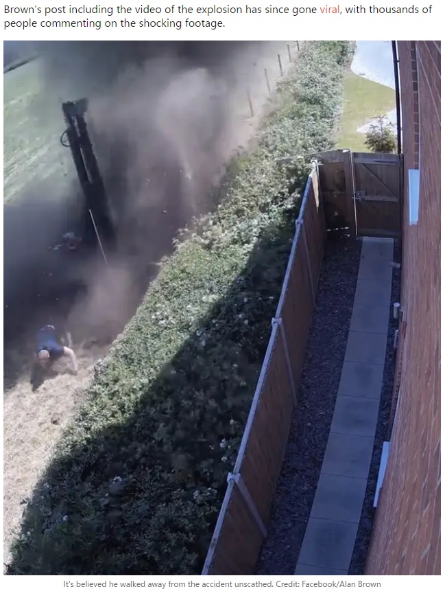 英ダービーシャー州の農場で2022年6月、男性がフェンスを設置するために機械を使って地面に支柱を打ち込んでいたところ突然大爆発が発生。ガス管の破裂が原因だった（画像は『LADbible　2022年6月24日付「Shocking Moment Ground Explodes Beneath Man Building Fence In A Field」（Credit: Facebook/Alan Brown）』のスクリーンショット）