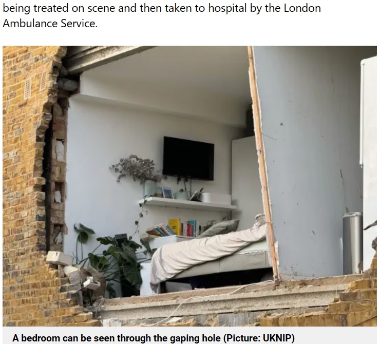 部屋の中にはテレビやベッド、本棚などが確認でき、爆発当時には1人の女性が部屋に滞在していた。病院に運ばれたものの、大きなケガはなかったという（画像は『Metro　2023年12月23日付「Woman survives massive gas explosion that left gaping hole in her flat」（Picture: UKNIP）』のスクリーンショット）