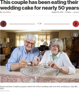 2019年にはアメリカで49年前のウェディングケーキを冷凍し、毎年結婚記念日に少しずつ解凍して食べ続けているというアメリカの仲良し夫婦が話題となった（画像は『New York Post　2019年8月14日付「This couple has been eating their wedding cake for nearly 50 years」（Stephen Yang）』のスクリーンショット）